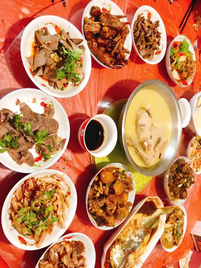 "春节回农村老家异宜昌,陪老头老娘过年,吃顿团年饭,唠唠家常.