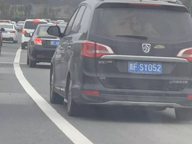 毕节交警曝光占用应急车道车辆(附车牌与举报方式)
