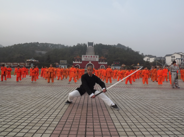 自幼师从世昌教育集团衡山派武术掌门郑世昌导师,在加入衡山武术学校