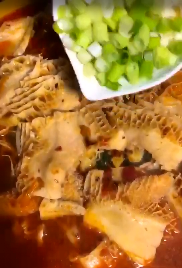 在家就能做这个麻辣鲜香的水煮牛肚丝哦,味道实在是鲜美!