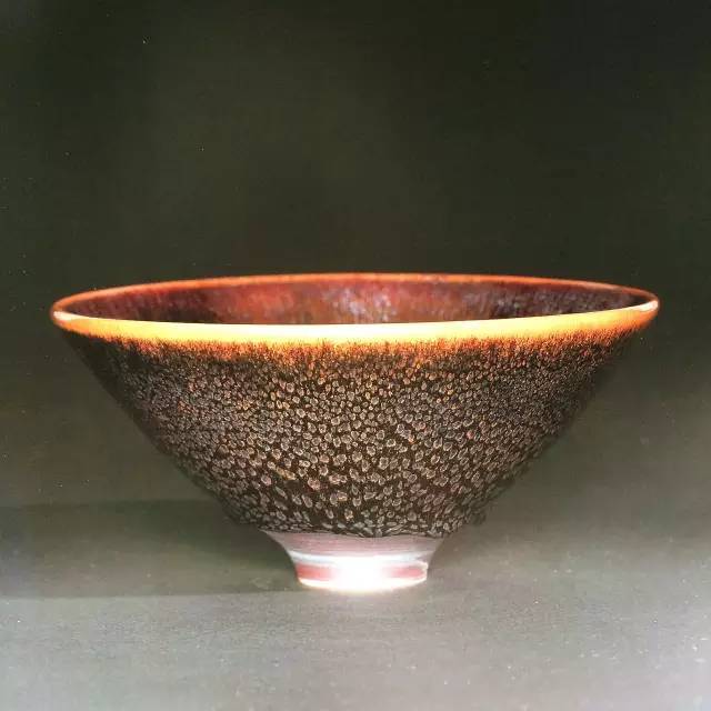 耀变油滴天目釉,是上乘名贵之釉,宋代黑釉系统的结晶釉,在黑色或黑