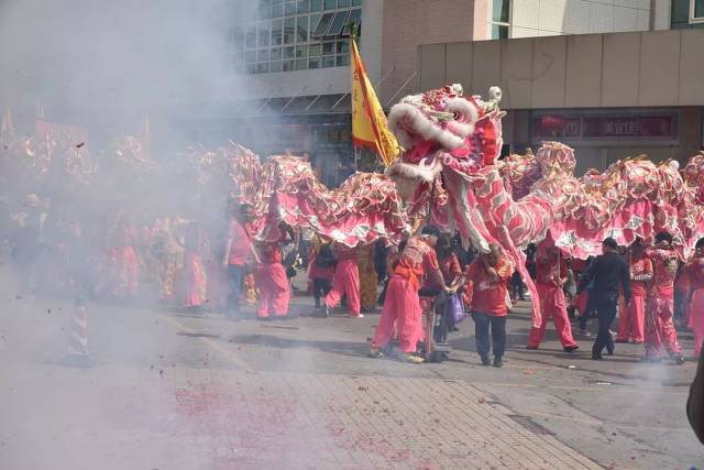 锣鼓喧天鞭炮鸣,龙腾狮舞闹巡游!番禺"十乡会"今天出会挤满人!