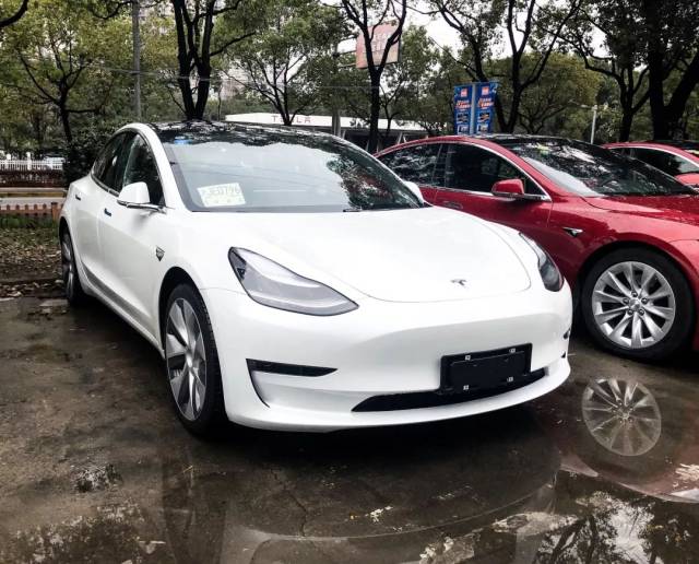 到店实拍特斯拉model 3,50万元的新能源b级车有何魅力