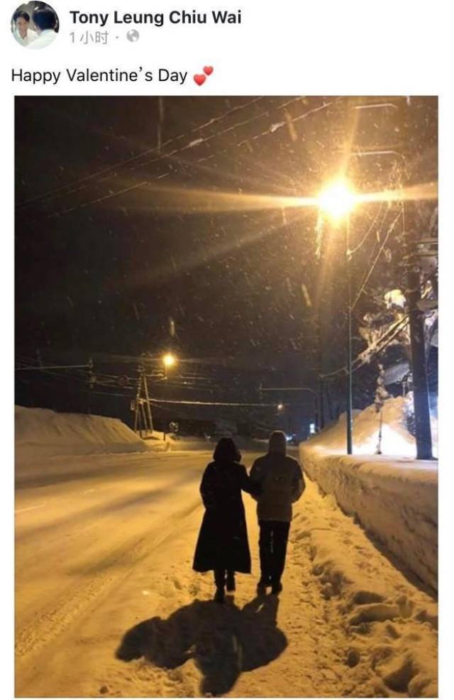 梁朝伟晒出的照片中是两个人在雪中的背影,并且配文道:happy