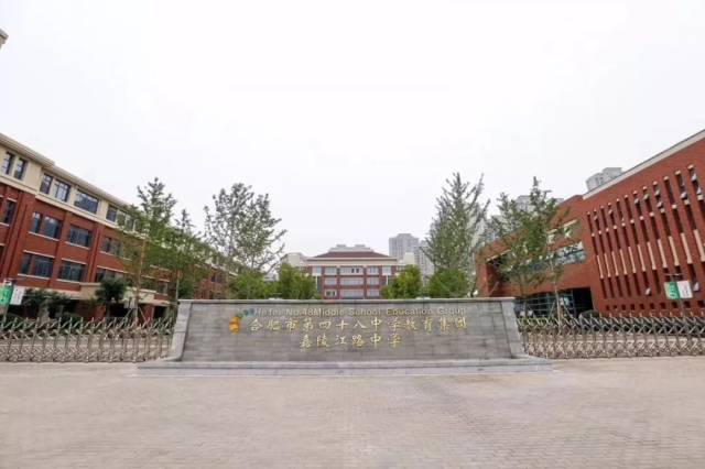 就拿融园来说,学区是师范附小万慈小学,48中嘉陵江路中学;紧邻地铁1号