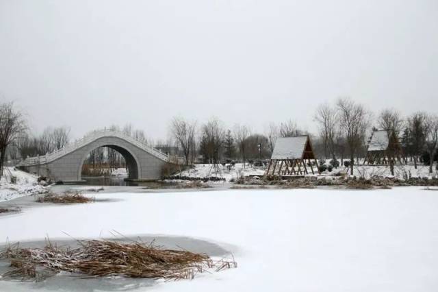 雪中峰峰清泉公园是这样的!