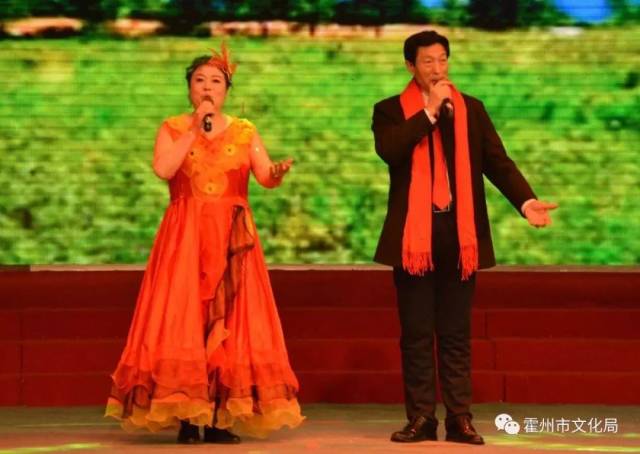 近五百余名人民群众观看了演出 汇演在大型歌舞《谁不说咱霍州好》中