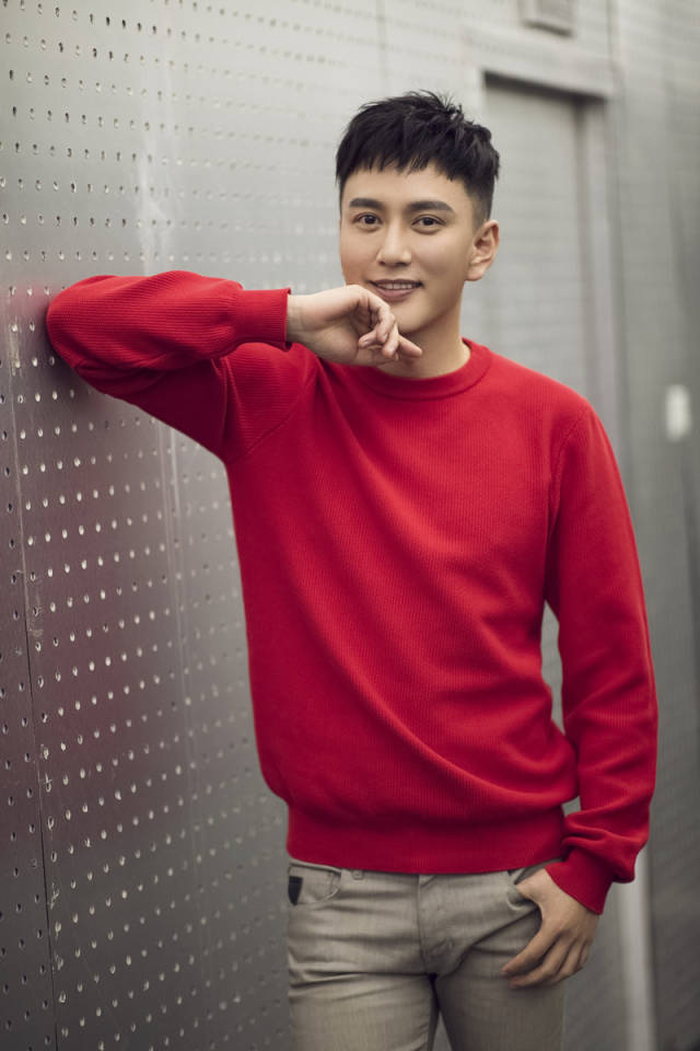 王仁君新年写真青春帅气 红色毛衣尽显暖男气质