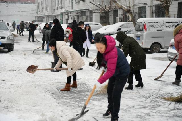 大雪天气扫雪忙,雪天防滑看这里