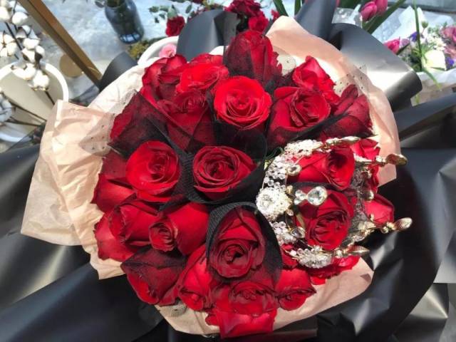 昨晚,有客户订购了由34朵红玫瑰组成的新年熊抱韩式花束正等待被送出.