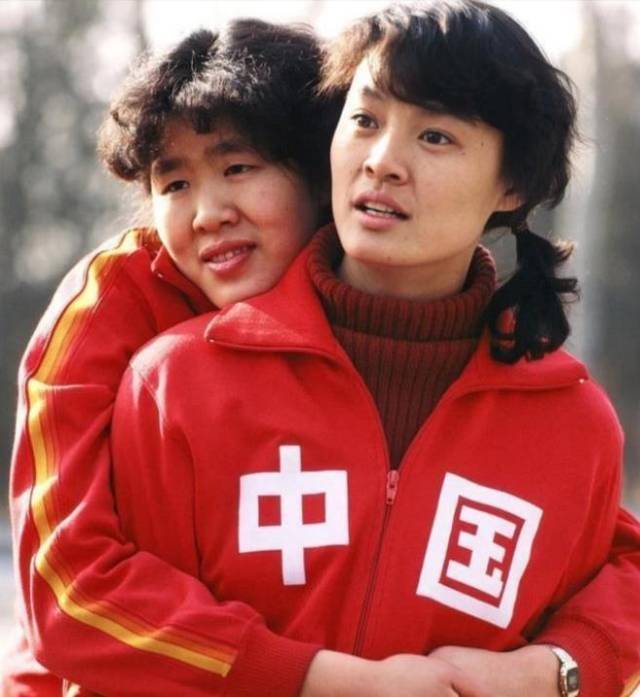 梁艳,当年中国女排响当当的人物,是与如今的女排教练郎平同一时代的