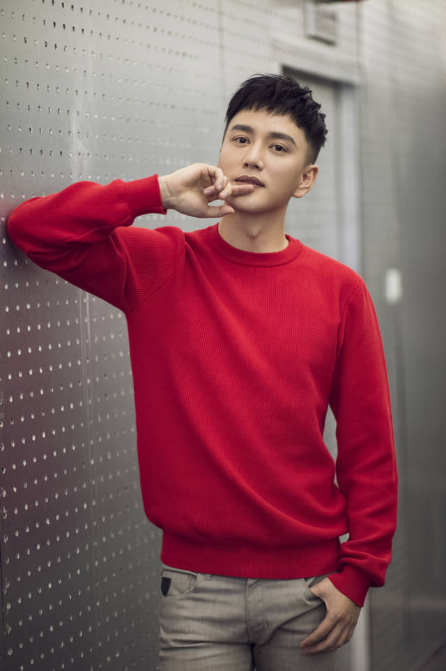 王仁君新年写真青春帅气红色毛衣尽显暖男气质