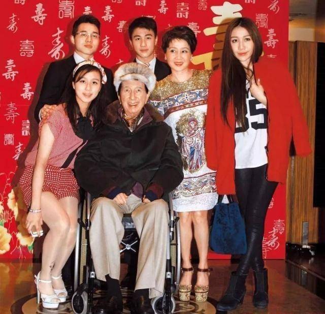 四太梁安琪和三太陈婉珍更是轮流为丈夫何鸿燊守夜,这样大张旗鼓的