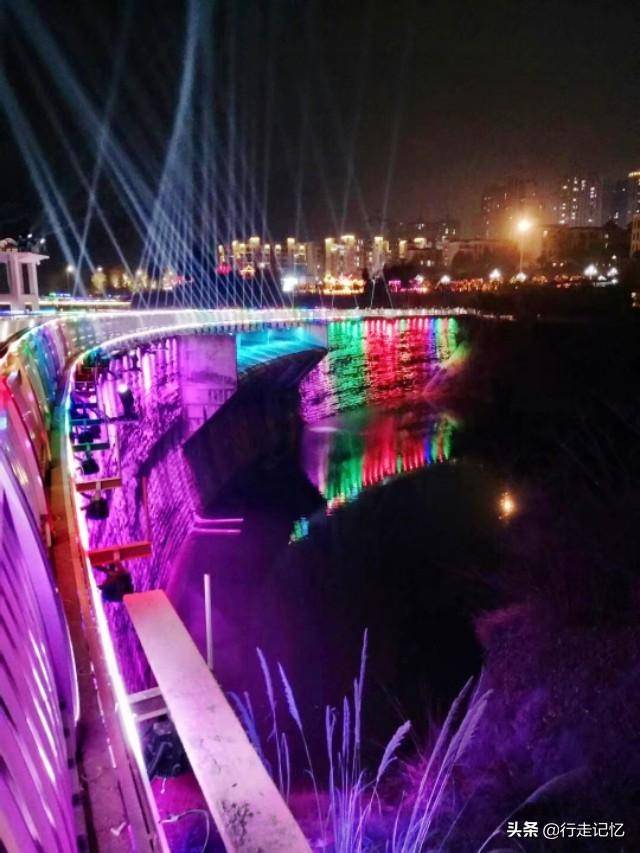 (原创)四川自贡:又一个网红之地——龙湖公园七彩桥惊鸿一瞥!