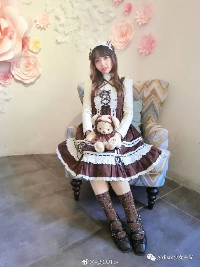 Lo娘情人节怎么过的?过期狗粮也要吃!