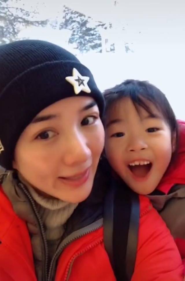 黄奕带女儿北海道滑雪,铛铛跟妈妈一起学说日语,笑容好甜
