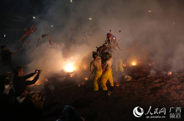 广西宾阳:百余炮龙腾跃祈福新年