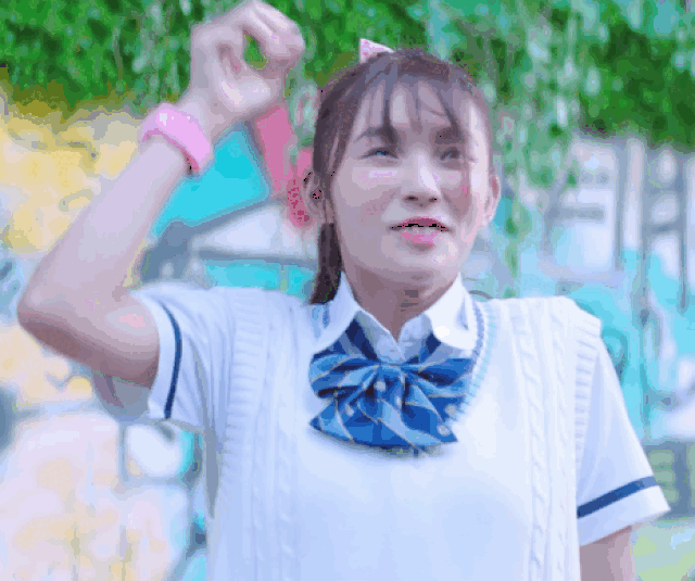 导演在这部漫改片里加入了很多夸张的设置,林允的各种微表情也确实是