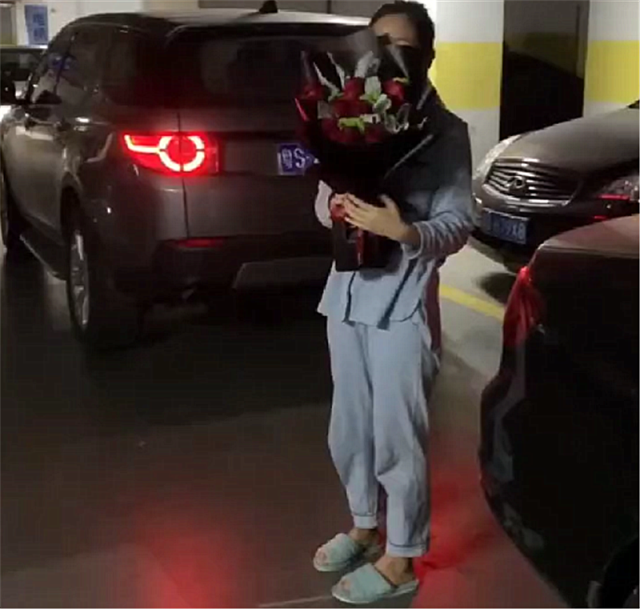 东莞富二代开92万路虎为女友过节,后备箱装玫瑰,还有一戒指!