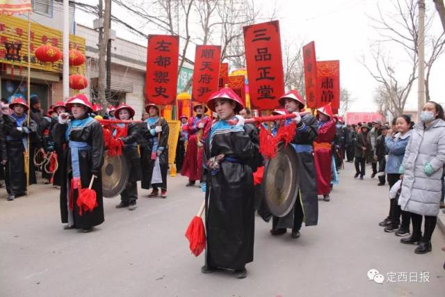 三班衙高抬铜锣,鸣锣开道,高举"肃静""回避""三品""正堂""顺天府尹""