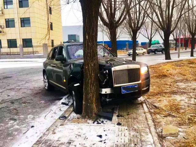 车祸后该网红发朋友圈讲述事情原委:劳斯莱斯库里南撞树上了,是散打