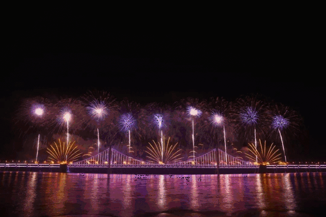 2017年12月31日 大连的跨年烟花晚会 230万人次现场观看 现场人山