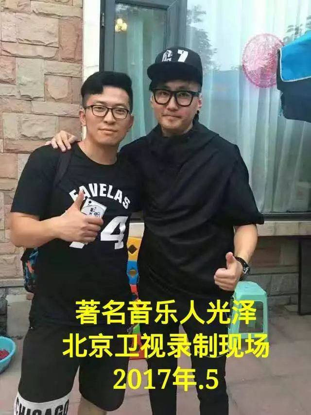 王恺早年就读于北京京安学院法律专业,凭借对音乐的一腔热忱自学了