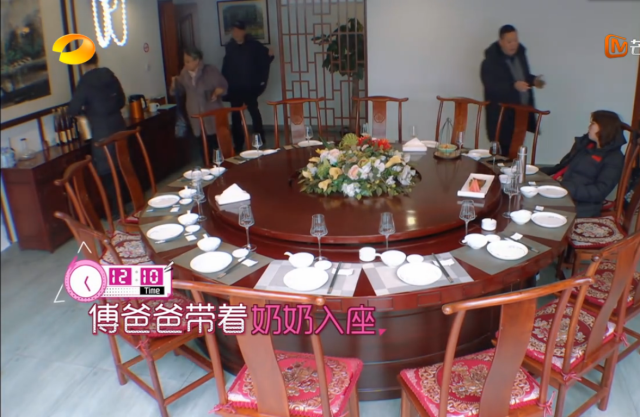 傅园慧家庭聚会愤而离席!一桌亲戚不认识自觉像笨蛋 父母劝她回去