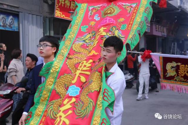 扛着老爷走遍村里的大街和小巷,游行队伍庞大,队伍包括标手(扛标旗)