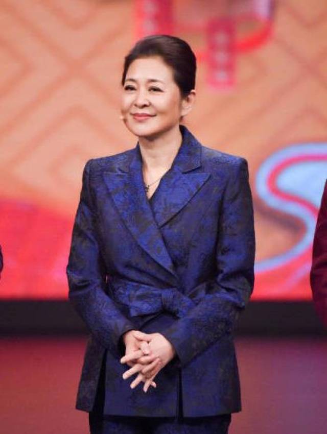 减肥后倪萍再度与赵忠祥同台,网友评价:有点脱相减过头了