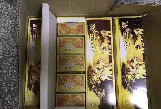 双响炮的品牌极多,"七匹狼"牌双响炮也是小萃幼时极其钟爱的爆竹之一.