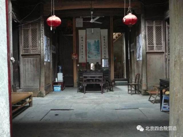 四水归堂式住宅的个体建筑以传统的"间"为基本单元,房屋开间多为奇数