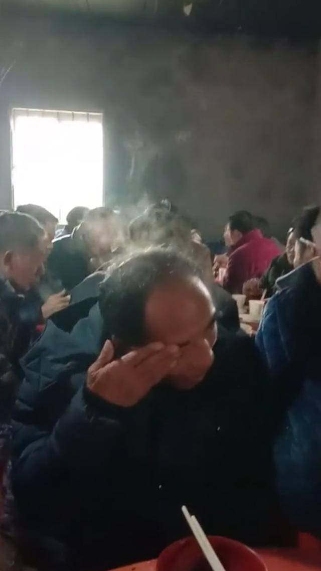 喝酒的最高境界,大叔一喝酒头上就会冒烟,而且千杯不醉