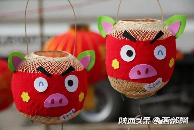这样的灯笼步骤现在白鹿原还有人做,卖灯人在这种竹篾灯笼传统上贴上胃泡区叩诊的具体竹篾图片