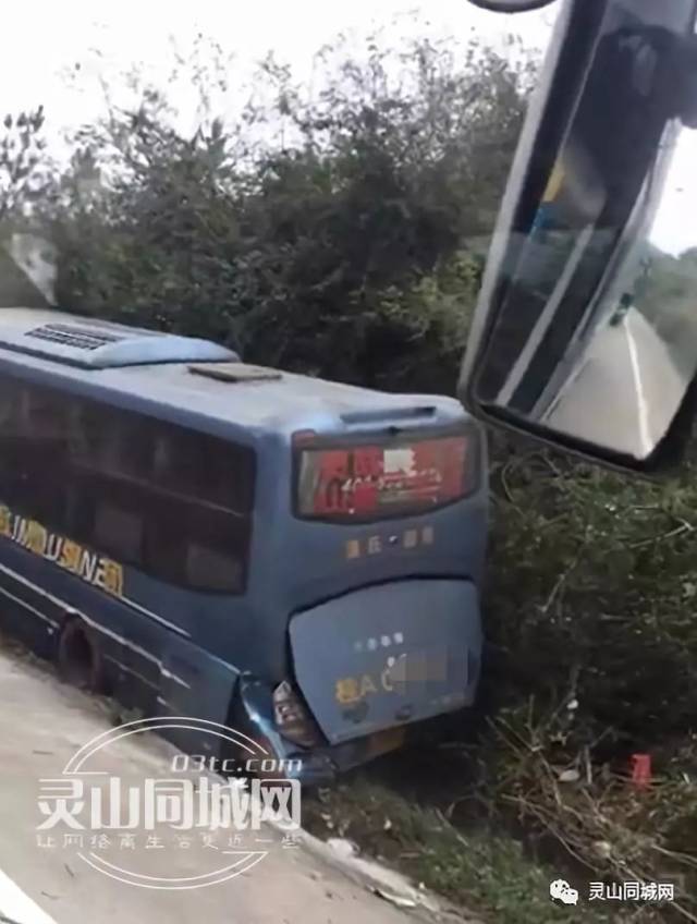 事发中午!灵山-东莞的卧铺车高速上侧翻,惨烈不堪!