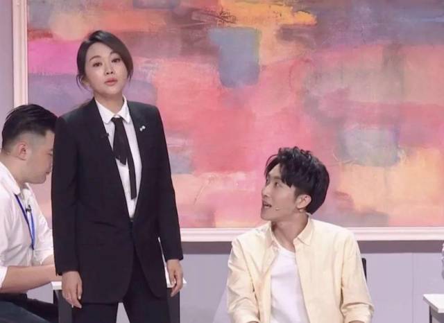 她就是出演了小品《办公室的故事》的—闫妮.