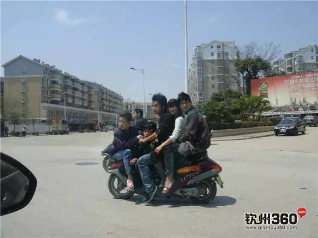 辆超载得离谱的摩托车 留下了很多安全隐患 摩托车超载成严重安全隐患