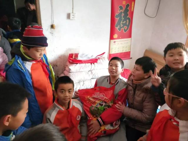【队活动】昆仑小学冬日手拉手,童心送温暖
