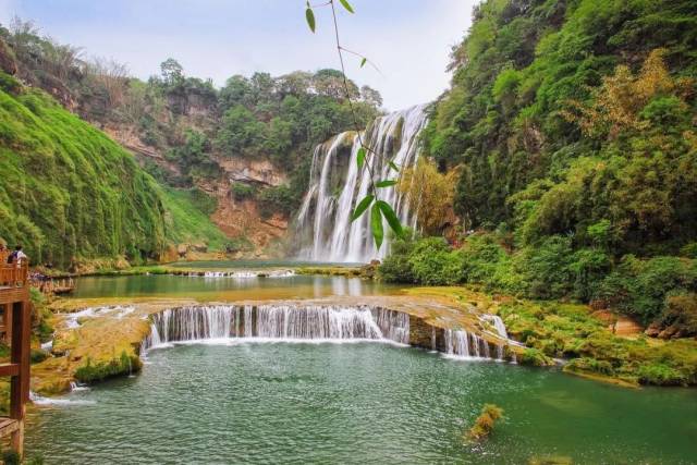 这里是水的世界 青山绿水,风景如画 自然环境优美,空气清新 这是贵州