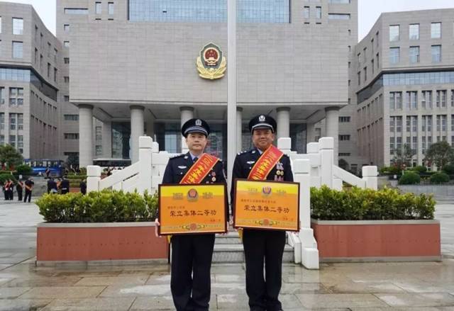 靖西市人民政府副市长,公安局党委书记,局长黄光晨在会上领奖