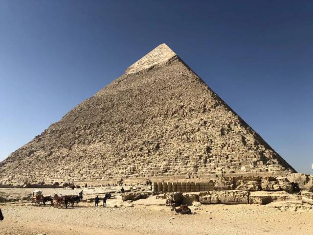 当中最大的是 胡夫金字塔pyramid of khufu