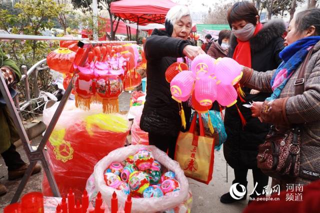 河南光山:元宵节买花灯祭祖成了新时尚