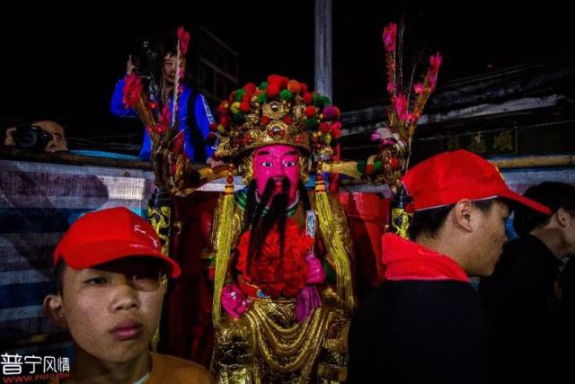壮观!中国人口第一村普宁大长陇万盏贺灯营老爷