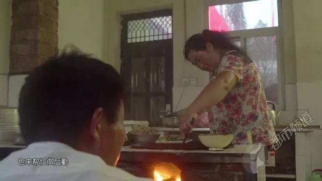 为了给学校的孩子们做饭,张玉滚动员他妻子,也来到了黑虎庙小学,当起