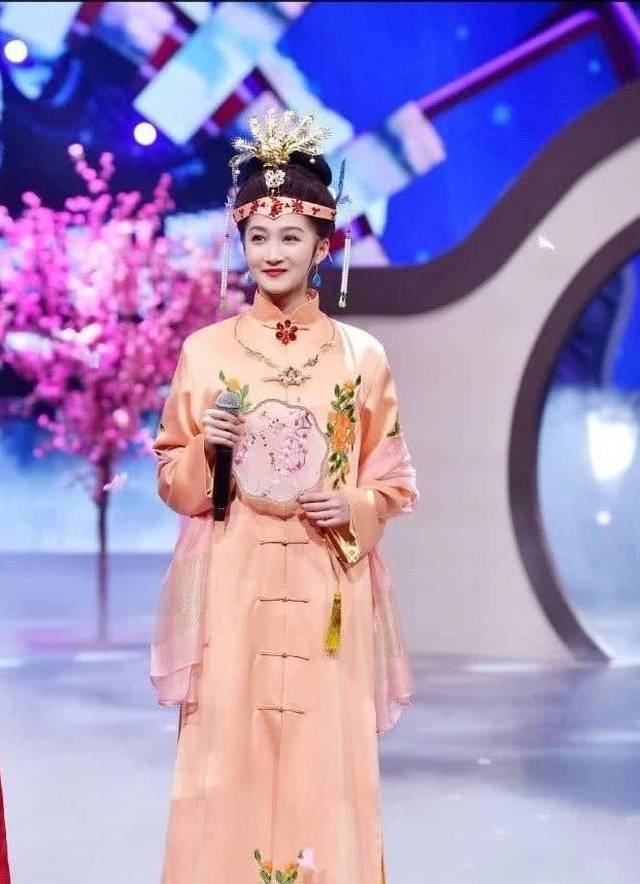 鹿晗被问对女友的昵称,表情冷淡不似关晓彤的