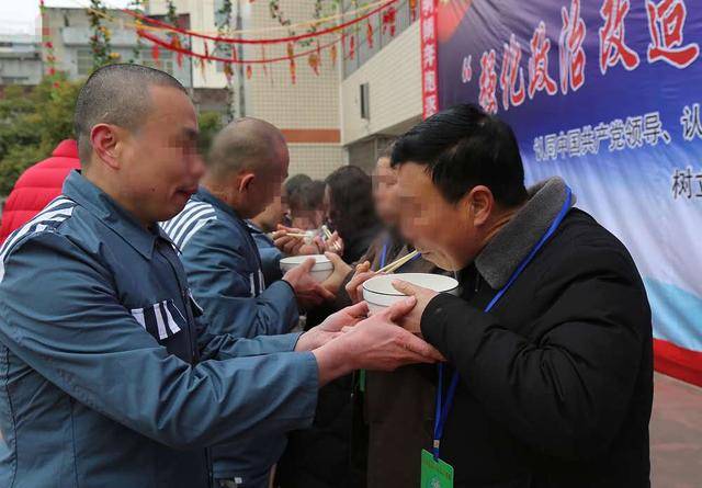 节日团聚高墙内 安康监狱服刑人员用改造成果"请亲人放心"