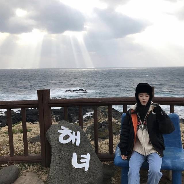 iu济州岛旅行照曝光,没想到她私下穿衣风格居然有点酷