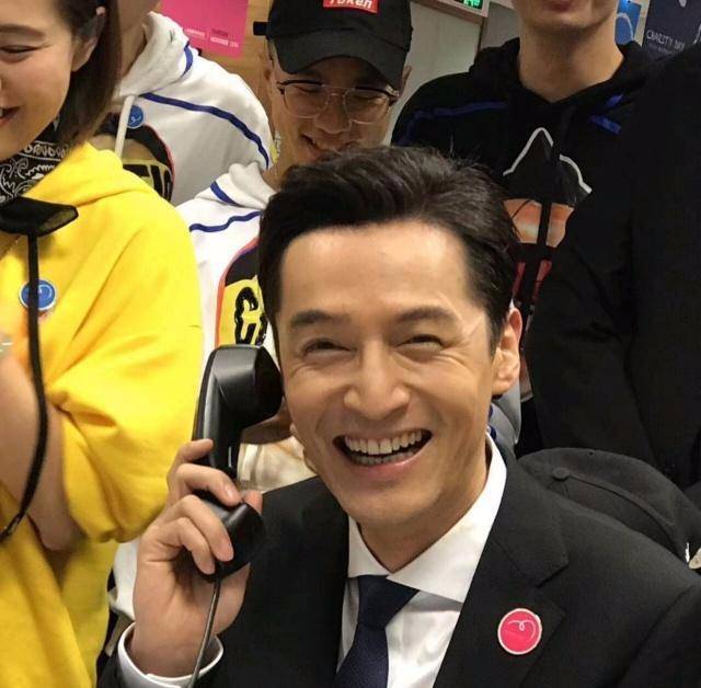 胡歌发博证明自己,眼睛上的伤疤引人注意,网友:这是真正的演员