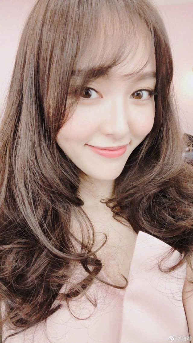 唐嫣元宵晚会上的造型太惊艳了!减龄时髦仙气十足,满满的高级感