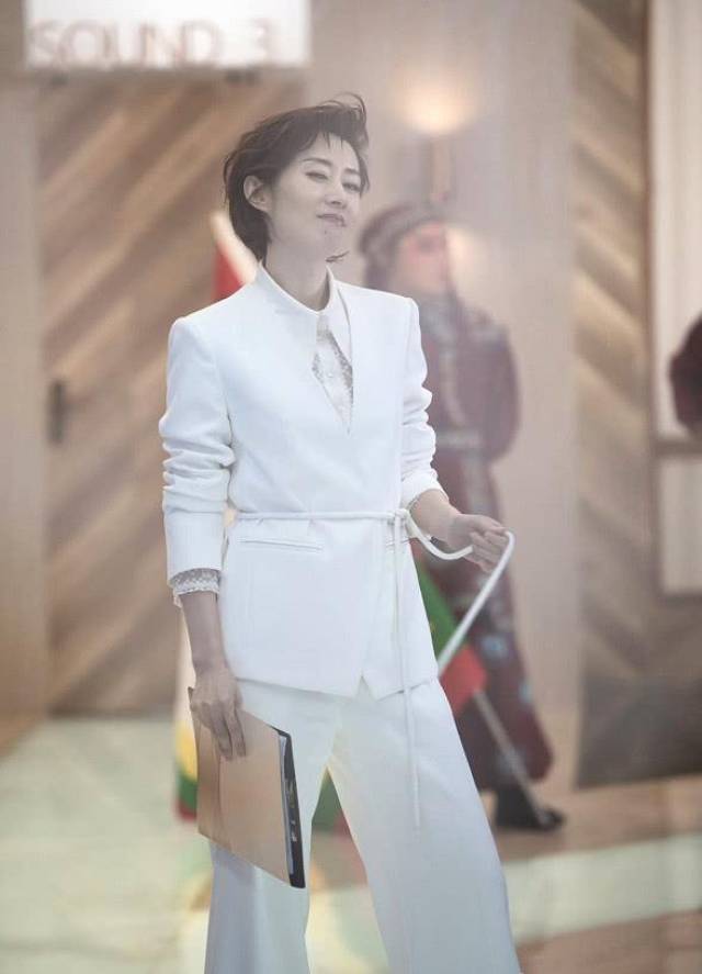 当秦海璐撞上刘敏涛,真正的实力女神较量!西装配长裤都是霸气范